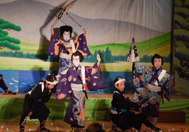 Los niños están al corazón del festival anual Kabuki en Damine. Podría ser el más antiguo de la región. Foto / Noriko Hayashi para The New York Times.