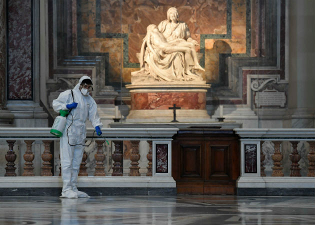 La basílica de San Pedro es sometida a un exhaustivo e inédito proceso de desinfección contra el coronavirus. Fotos. EFE.