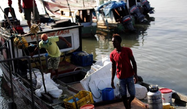 Pescadores desembarcan atún en el muelle multipropósito en la ciudad de Panamá en el inicio de su  reactivación económica gradual. EFE