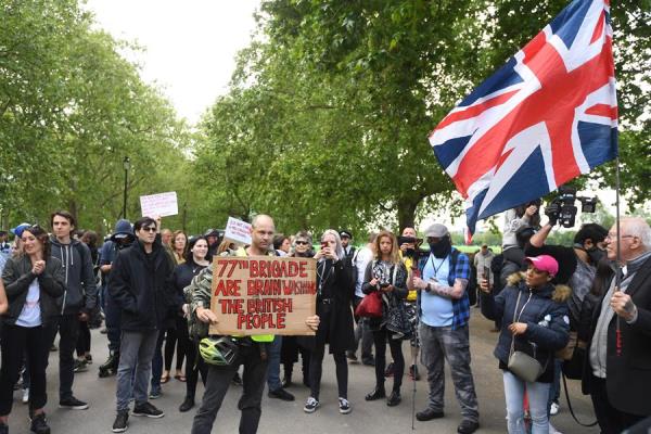 Los manifestantes se reúnen en incumplimiento de las normas de bloqueo en Hyde Park en Londres. FOTO/EFE