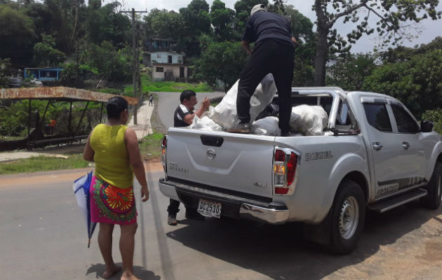 Mujeres oriundas de la comarca  Emberá-Wounaan residentes en Las Mañanitas muestran lo enviado por sus familiares. Fotos: Cortesía. 