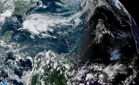 Los meteorólogos señalaron que Arthur se desplazará este domingo hacia el norte alejado de las costas de Florida, Georgia y Carolina del Sur, para mañana lunes acercarse a las de Carolina del Norte.