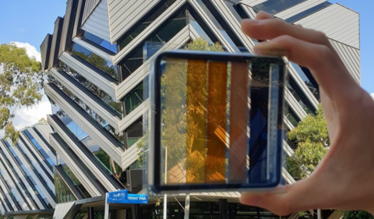 Prototipo de una célula solar semitransparente de perovskita. Foto: EFE