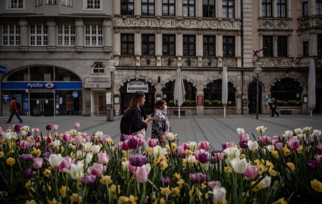  Personas pasan al lado de un jardín en Múnich, el 24 de abril de 2020. (Laetitia Vancon/The New York Times)