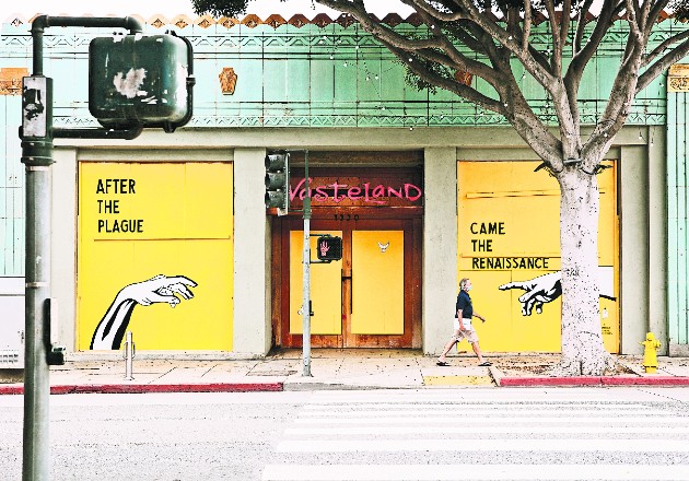 Un mural de Corie Mattie decora una sucursal cerrada de Wasteland, una tienda de ropa en Santa Mónica. Foto / Kendrick Brinson para The New York Times.