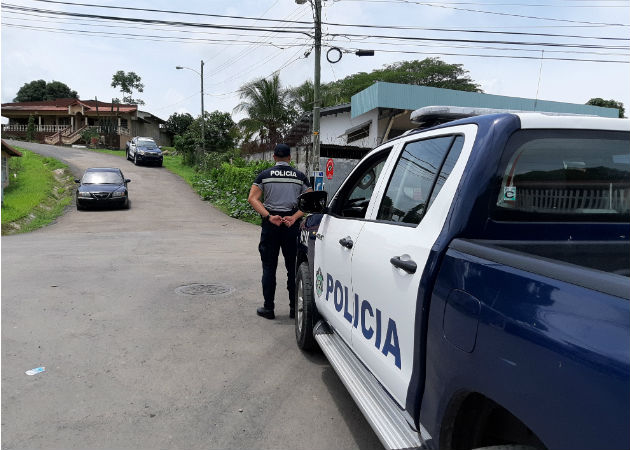 La Policía de Menores acudió al sitio ante el llamado de auxilio de los moradores. Foto: Mequíades Vásquez.