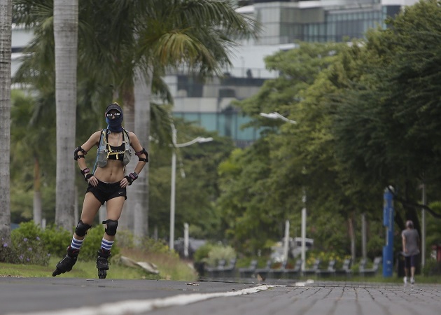 Una mujer patina en la Cinta Costera aprovechando que se flexibilizó otra medida de la cuarentena. Foto EFE