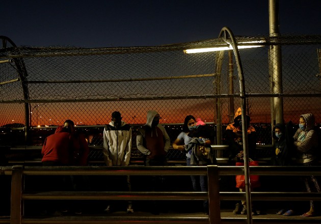 Migrantes que intentan entrar a EE.UU. desde México encuentran restricciones más rigurosas. Foto / Jose Luis Gonzalez / Reuters.