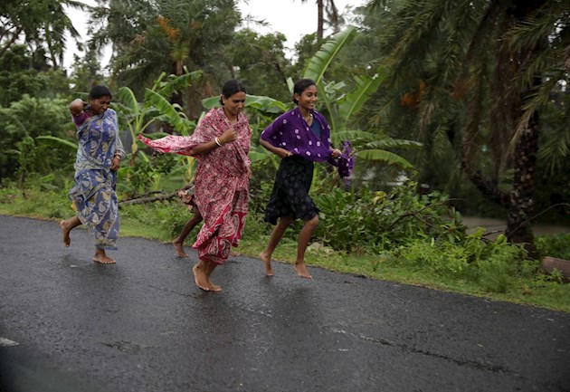 La jefa de Gobierno de Bengala, Mamata Banerjee, informó este jueves de que la cifra de muertos por el paso del ciclón el miércoles por la región se elevaba de la decena inicial, hasta los 72.