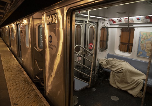 Con un desplome en los usuarios del metro de NY, los vagones son un refugio para los indigentes. Foto / Victor J. Blue para The New York Times.