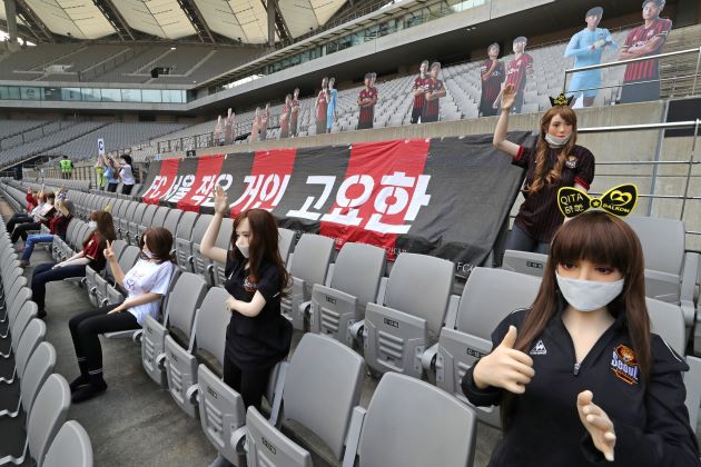 Las muñecas en las gradas del estadio  usadas por FC Seoul. Foto:AP