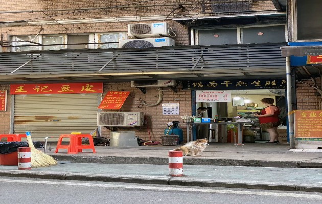 Una fotografía proporcionada por Rosanna Yu muestra una calle cerca de su casa en Wuhan, China. (Rosanna Yu vía The New York Times)