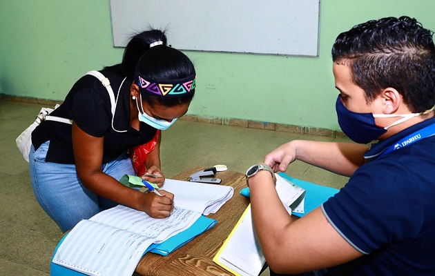 Los acudientes deben asistir según su cédula y día.