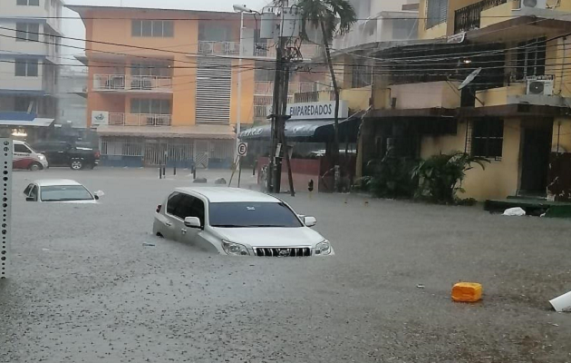 Fuertes lluvias afecta tránsito en la ciudad capital.