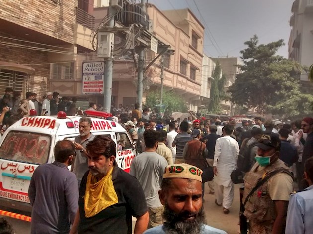 La fuente indicó que el avión transportaba a 99 pasajeros y ocho miembros de la tripulación desde la ciudad de Lahore a Karachi, capital económica del país asiático.