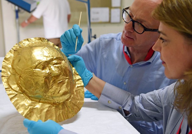 Las ciudades de la Edad de Bronce eran gobernadas por ricos aristócratas. Una máscara fúnebre de oro de Micenas. Foto / Uli Deck/DPA, vía Agence France-Presse — Getty Images.