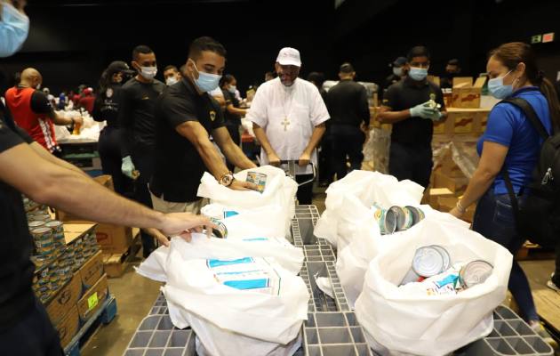 El Arzobispo de Panamá. José Domingo Ulloa, acudió al Centro de Convenciones Atlapa, donde bendijo  a los voluntarios que arman las bolsas de comida para las personas más vulnerables.