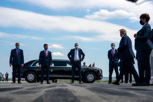 El presidente Donald Trump habla con congresistas que lo recibieron a su llegada al Aeropuerto Internacional de Lehigh Valley, en Allentown, Pensilvania. (Doug Mills/The New York Times)