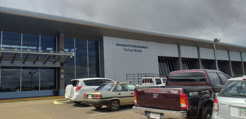 El vuelo del Servicio Nacional Aeronaval, llegó al aeropuerto Enrique Malek en David, Chiriquí, con los tres transportistas panameños que dieron positivo al COVID-19