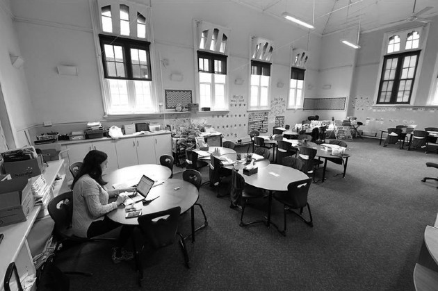 Muchos docentes se han tenido que poner al día, en tiempo récord, en el manejo de herramientas educativas para la enseñanza virtual. La brecha tecnológica se ha hecho más evidente que nunca. Foto: EFE.