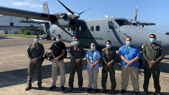 El equipo que ha viajado hasta el punto donde se encuentran estos tres transportistas panameños, van preparados con equipos medicamentos e implementos para hacerle frente a la condición que presenten estos los panameños.