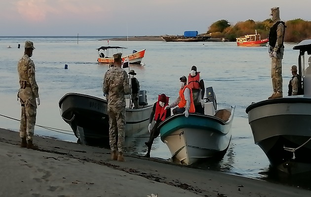Los pescadores fueron trasladados a la base donde los evaluaron médicamente. 