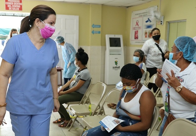 La ministra Rosario Turner repartió mascarillas en el centro de salud de El Chorrillo. Foto: @MINSAPma