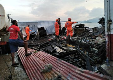 Con el apoyo de la comunidad darienita, el Senafront, el Sinaproc, removió varios escombros de los locales comerciales quemados. Foto/Sinaproc