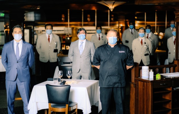 El personal del Chops Lobster Bar, en el vecindario Buckhead de Atlanta, con cubrebocas mientras se prepara para un turno, el 8 de mayo de 2020. (Peyton Fulford/The New York Times)