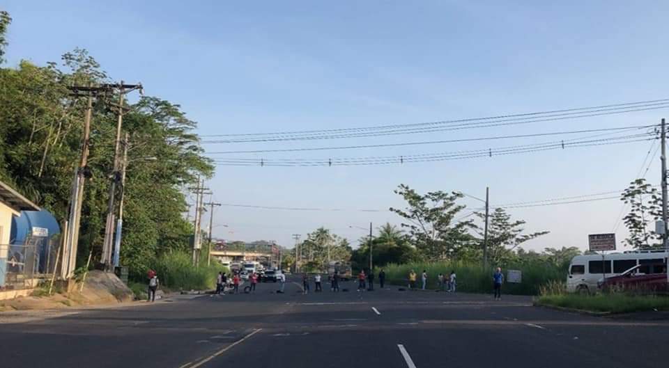 Los residentes molestos cerraron el tramo de la carretera Panamá Colón, donde los conductores debieron dar la vuelta e ingresar por la autopista hacia los Cuatro Altos 