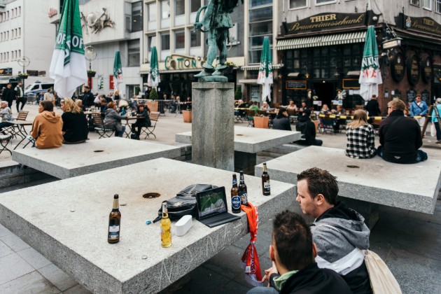 Unos amigos ven un partido de fútbol en una tableta en Dortmund, Alemania. (Felix Schmitt/The New York Times)