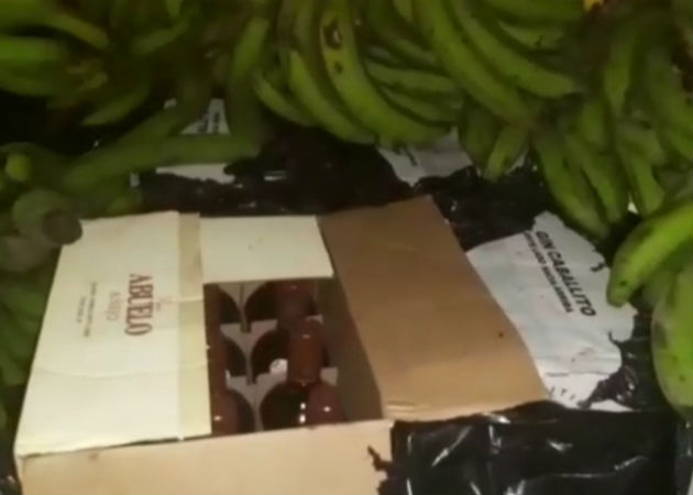 El licor era transportado oculto debajo de un cargamento de plátanos. Foto: Mayra Madrid.