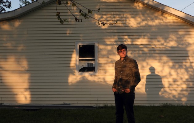 Matthew Henderson, de 21 años, estudiante de último año universitario sin perspectivas laborales y 24.000 dólares en préstamos estudiantiles, frente a la casa de sus padres. (Chris Walker/The New York Times)