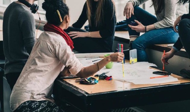 Los jóvenes van a terminar aplazando sus estudios o incluso saliendo de ellos, porque demorar la formación genera gastos adicionales. EFE