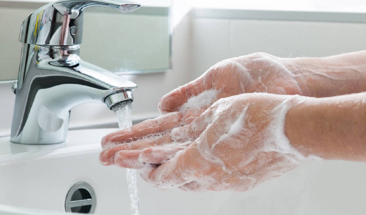 El jabón tiene elementos que disminuyen la tensión superficial en ellos. Pixabay