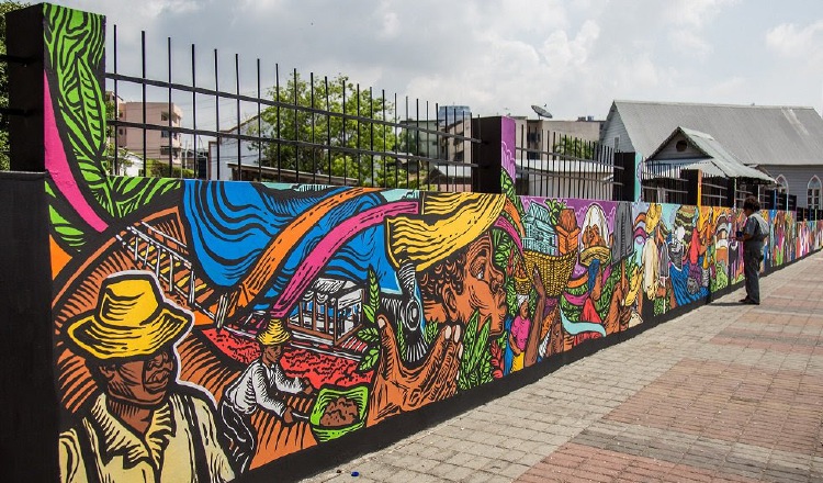 La artista Martanoemí Noriega realizó este mural justo antes de la entrada del Museo Afro-Antillano.  Cortesía