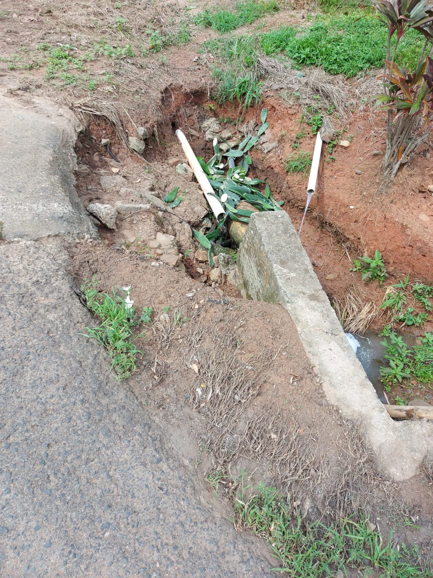 Personal del Ministerio de Obras Públicas (MOP) constató que un tramo de la vía La Revolución, ha sido socavado por la fuerza del agua, por lo que se requerirá de mayores trabajos en ese punto.