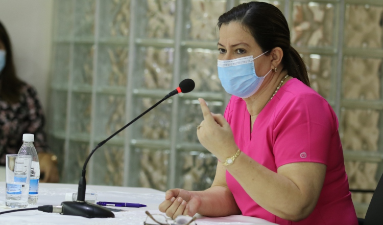 Rosario Turner, ministra de Salud, defendió los contratos suscritos para atender a pacientes que se realizan hemodiálisis. Cortesía  