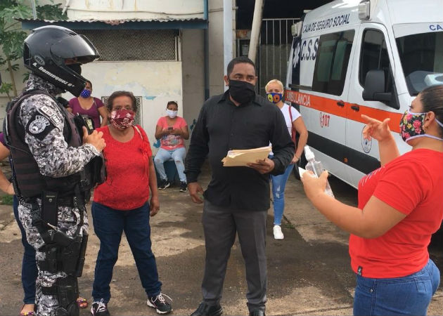 La Policía Nacional que no les dio acceso ante los jueces y fiscales. Foto: Melquíades Vásquez.