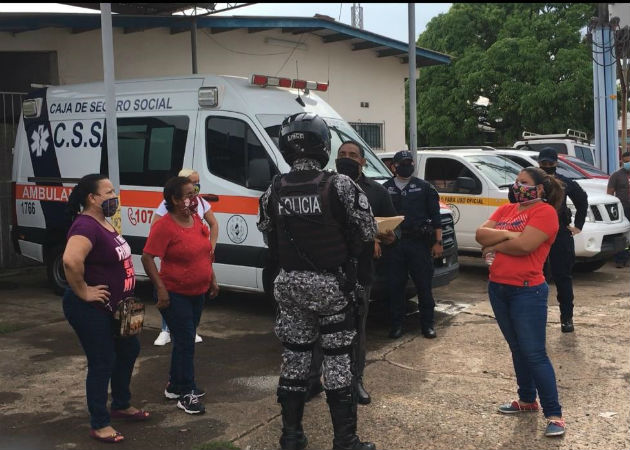 La Policía Nacional que no les dio acceso ante los jueces y fiscales. Foto: Melquíades Vásquez.