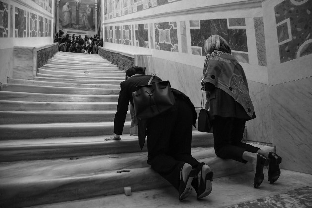  Escalera Santa en la Basílica San Juan de Letrán, en Roma , por la que según la tradición Jesús de Nazareth subió para ser juzgado. Dos mujeres la recorren antes de la fiesta de Pentecostés. Foto: EFE