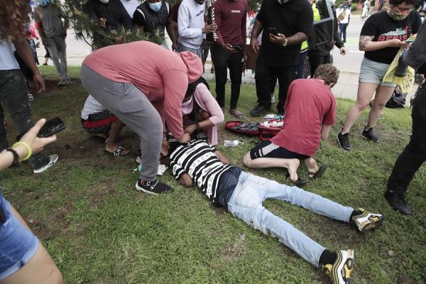 Aunque el FBI ha abierto ya una investigación sobre la muerte de Floyd, un grupo de manifestantes se dirigió a la vivienda del fiscal del condado de Hennepin, Mike Freeman, con jurisdicción sobre Mineápolis, para exigirle la imputación de los agentes. FOTO/EFE