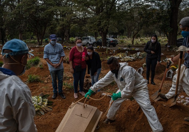 Más de 88 mil brasileños morirán en la epidemia, dice una proyección. Entierro de una víctima en São Paulo. Foto / Victor Moriyama para The New York Times.