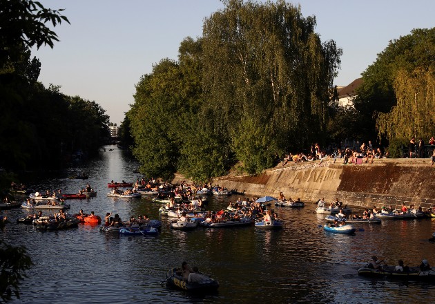 La primera ola del virus ha pasado, y Alemania está abriendo con cautela. El Landwehrkanal en Berlín el 9 de mayo. Foto / Christian Mang/Reuters.