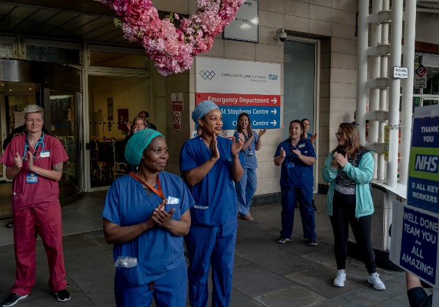 El Servicio Nacional de Salud de Gran Bretaña ocupa el primer lugar en popularidad. Tributo en un hospital. Foto / Andrew Testa Para The New York Times.