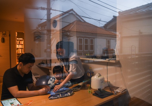 Pese a la pandemia y a la emergencia en Japón, muchas empresas no dejan a sus empleados trabajar desde casa. Foto / Noriko Hayashi para The New York Times.