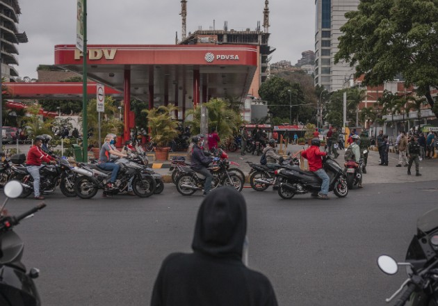 Economía deteriorada, refinerías dilapidadas y sanciones han llevado a escasez de gasolina en Venezuela. Foto / Adriana Loureiro Fernandez para The New York Times.