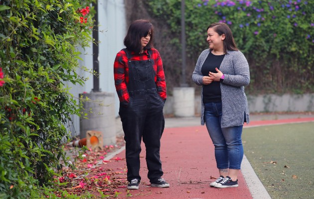 Jael Hernández, a la derecha, una madre soltera de tres hijos, con su hija mayor, Jizelle, a la izquierda, cerca de su casa en Oakland, California. (Jim Wilson / The New York Times)