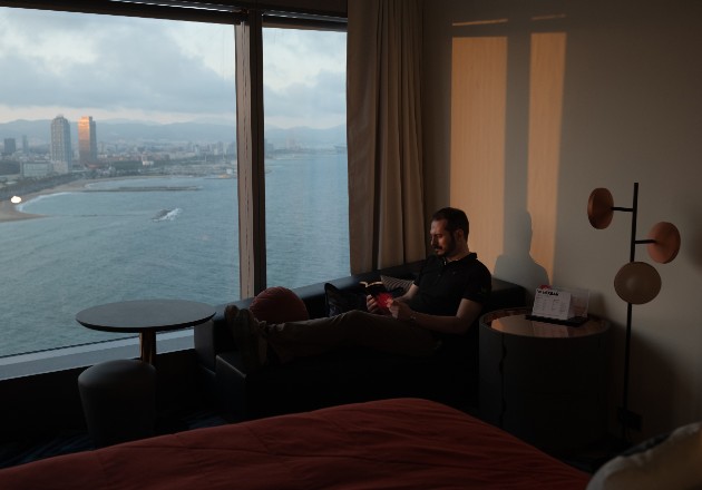 Daniel Ordóñez ha estado viviendo en el Hotel W de Barcelona desde marzo. Foto / Samuel Aranda para The New York Times.