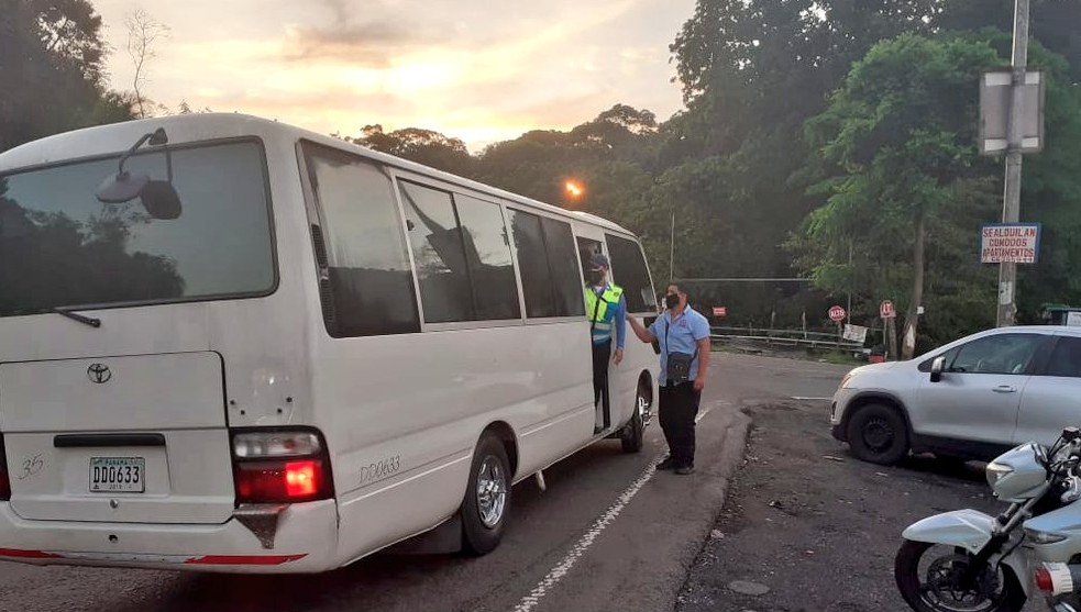 Usuarios no deben abordar autobuses que sobrepase el límite de pasajeros. 